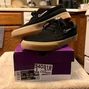 Nike SB Size 9 Black/Gum